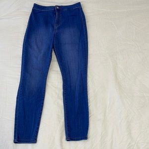 Guess - Size 29 - Full length - Stretch material - Excellent Condition